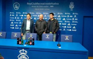 Claudio Barragán, en el centro, junto al presidente Manolo Zambrano y el secretario técnico Juan Antonio Zamora, en su presentación.