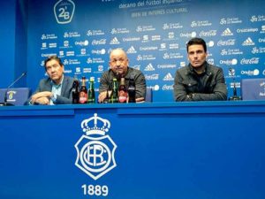 Claudio Barragán -en el centro-, junto a Manolo Zambrano -izquierda- y Juan Antonio Zamora, en su presentación como técnico del Recre. / Foto: @ANTONIOMACIASPI.