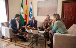 Un momento de la reunión del acalde, Gabriel Cruz, con el nuevo presidente del Real Club Recreativo de Tenis, Federico Sánchez de la Campa Peguero.