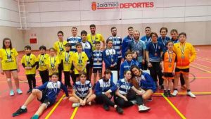 Los medallistas en la cuarta jornada del Circuito Provincial de Huelva de bádminton en Zalamea la Real.