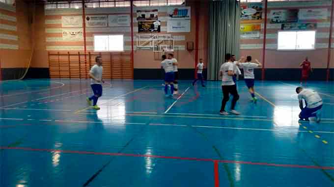 Calentamiento de los jugadores del CD Galaroza Helvetia en los prolegómenos del partido en Benalup. / Foto: @GalarozaFS.