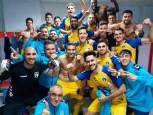 Los jugadores del Isla Cristina celebran en el vestuario el importante triunfo logrado en San Roque. / Foto: Isla Cristina CF.