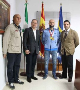 Un momento de la recepción en el Ayuntamiento de Aljaraque al deportista local, José Sandalio Benabat.