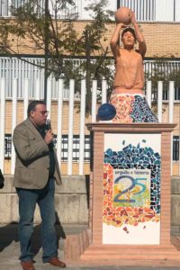 El delegado de la FAB en Huelva, José Luis Pena, durante la inauguración del monumento al Baloncesto en La Palma del Condado.