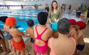 María Teresa Flores, concejala de Participación Ciudadana y Deportes, durante la clausura de la primera fase de la Campaña Municipal de Natación Escolar.