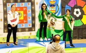 Miriam Camacho, con el oro, y Marta Aznar, con el bronce, en el podio.