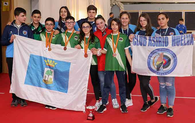 Algunos componentes del Club Asirio con las medallas obtenidas en el Campeonato de España de Tiro con Arco en Sala.