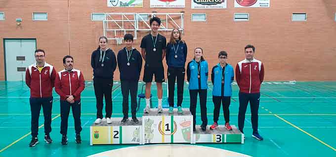 Alba Padilla, en lo más alto del podio junto a Lucas Torre, oro en el dobles mixto en Rute.