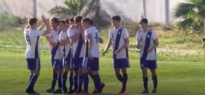 Los jugadores del Atlético Onubense celebran el segundo gol de Fernando Vargas. / Foto: Captura imagen Cartaya TV.