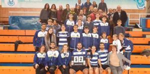 Los componentes del equipo de Huelva junto a su gente tras ganar al CB Alicante.