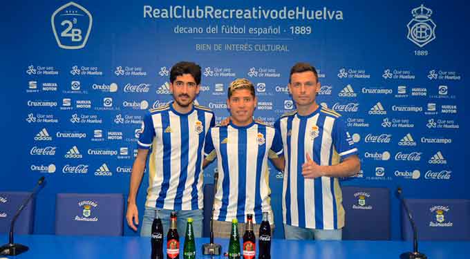 José Carlos, Cristian Martínez y Alberto Martín, en su presentación este miércoles en el Nuevo Colombino. / Foto: @recreoficial.