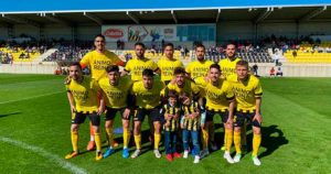 Los jugadores del San Roque saltaron al campo con una camiseta en la que se daba ánimo a su compañero Reina, lesionado. / Foto: @SanRoqueLepe.