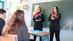 Un momento de la visita al IES Fuentepiña de las representantes del Sporting.