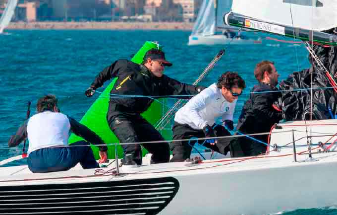 La tripulación de 'Una mosca en mi sopa', en plena maniobra de izada cuando lideraban una de las mangas de la primera jornada de las 5ª barcelona Winter Series. / Foto: Óscar Torrades.