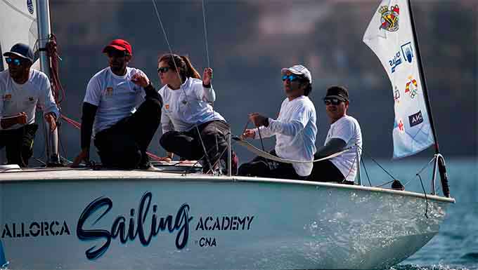 La tripulación del RCN de Arrecife, con Ricardo Terrades trimando el spinnaker, navegando en popa en una de las regatas que ganaron en la segunda jornada de esta segunda fase del campeonato. / Foto: Tomás Moya.