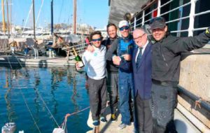 Los ganadores 'Una mosca en mi sopa' recogen el premio de manos del gerente del RCNB. De izquierda a derecha Ricardo Terrades (trimmer), Manuel Carrión (proa), Luis Martínez Doreste (patrón) y Nete Armas (táctico). / Foto: Óscar Torrades.