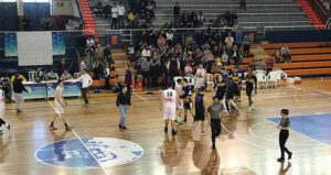 Los jugadores onubenses celebran en la cancha la que supone su octava victoria consecutiva. / Foto: @CDB_EBenitez.