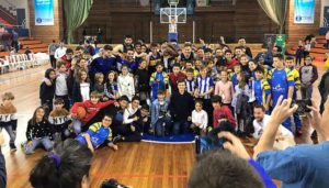 Los jugadores del CDB Enrique Benítez con los aficionados después de ganar su partido ante el CB Almería. / Foto: @CDB_EBenitez.