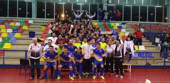 Los jugadores del Galaroza celebraron con su gente el triunfo logrado en San Juan del Puerto. / Foto: @GalarozaFS.