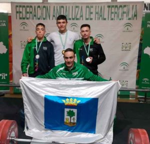 Los deportistas del Club Atlético Onubense, junto a David dos Rey, director deportivo.