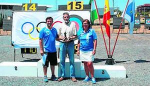 Paco Peralta, recibiendo el homenaje del Club Asirio en 2016.