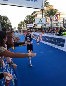 Benjamin Choquert, en el momento de llegar a la meta. / Foto: @ETUtriathlon.