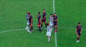 Los jugadores de los dos equipos, al término del choque en el Nuevo Colombino. / Foto: Captura TV Footers.