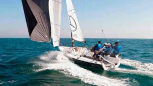 Primer entrenamiento del Mercedes-Benz Sailing Team en la competida clase J70. / Foto: Álex Carabí.