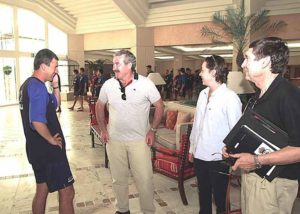 Lucas Alcaraz recibe la visita en Isla Canela de los consejeros Pepe España y Susana Duque, y del secretario técnico Pepe Rivera, a la mañana siguiente de confirmarse el ascenso. / Foto: Huelva Información.