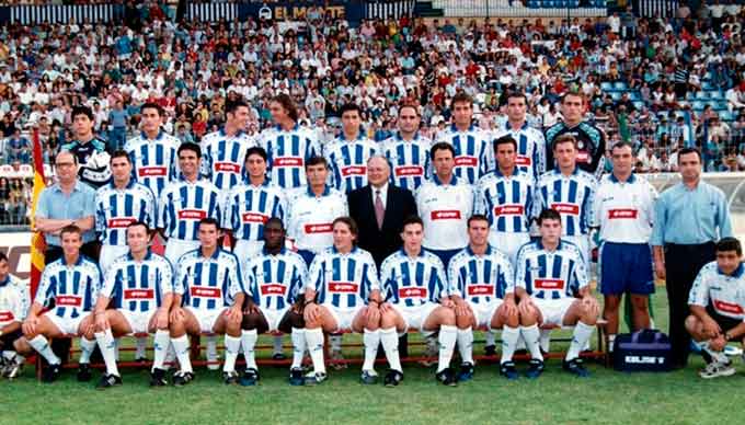 De la Villa, en el centro, en la foto de la presentación del plantel del Recre en la temporada 1997-98.