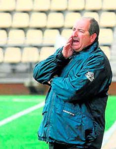 Manuel Espina dando instrucciones desde el banquillo.