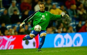 El jugador accitano, ya bajo los palos, sacando la pelota. / Foto: Huelva Información.