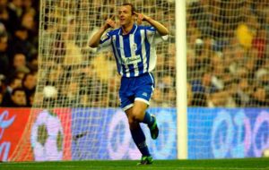 Antes de colocarse en la puerta, el futbolista de Guadix anotó el 0-2. / Foto: Huelva Información.