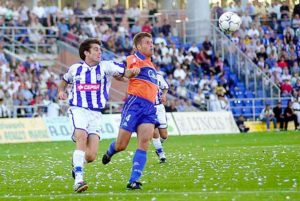 Raúl Molina pugna con Antonio en un lance del Recre-Xerez Deportivo. / Foto: Huelva Información.