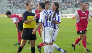 Protestas de jugadores albiazules, entre ellos Pedro Baquero, ante el colegiado. / Foto: Huelva Información.