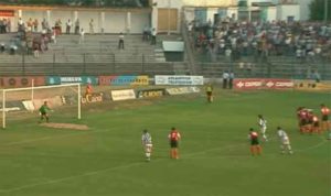 Momento del lanzamiento del penalti de Pedro Baquero en el partido ante el Linares. / Foto: Captura imagen TV.