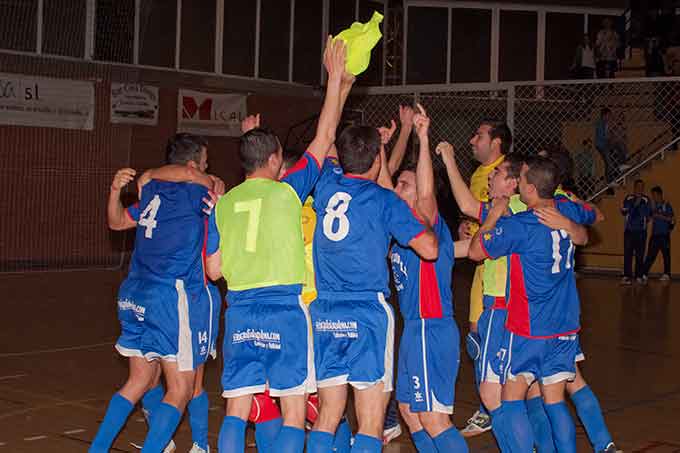 Los jugadores palmerinos celebrando el ascenso en la pista de El Paraguas.