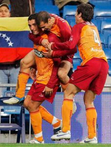 Viqueira, tras marcar su gol, es felicitado por Juanma y Arzo. / Foto: Huelva Información.