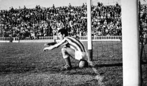 Es la foto: el momento en que Quirro protagoniza la 'sentada' que luego acabó en gol.