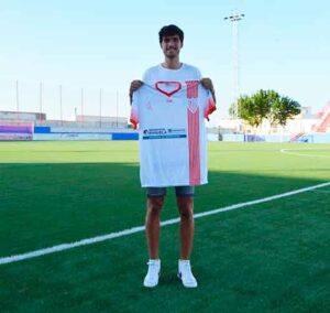 Carlos Martínez, posando con la camiseta de La Palma. / Foto: @LaPalmaCF.