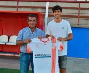 José Manuel Domínguez, presidente de La Palma -izquierda-, con Carlos Martínez, nuevo fichaje condal. / Foto: @LaPalmaCF.