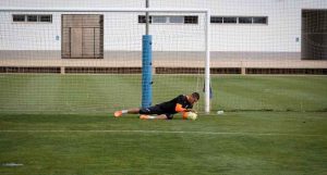 David Robador seguirá una temporada más bajo los palos del portal del San Roque. / Foto: @SanRoqueLepe.