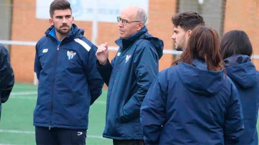 Antonio Toledo, entrenador del Sporting, deseó suerte en sus nuevos clubes a las jugadoras que han causado baja. / Foto: @sportinghuelva.