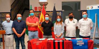 Un momento del acto de la firma del convenio de colaboración del Ayuntamiento de Ayamonte con los clubes de fútbol de la ciudad.