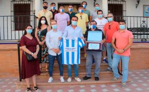 Los componentes del Bollullos fueron recibidos por el alcalde de la localidad en el Ayuntamiento. / Foto: @bollulloscf1933.