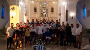 Plantilla, cuerpo técnico y directiva, en la ofrenda floral a la Virgen de las Mercedes. / Foto: @bollulloscf1933.