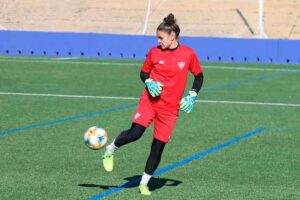 La guardameta inglesa Chelsea Ashurst, muy contenta por seguir una temporada más en el Sporting de Huelva. / Foto: @sportinghuelva.