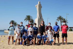 La presidenta de la Autoridad Portuaria, Pilar Miranda, con los participantes en el segundo ciclo del Campus de Fútbol Playa del Recreativo de Huelva.