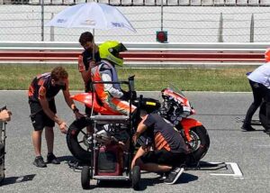 Pese a la caida sufrida días antes en Estoril, Hugo Millán quiso estar presente en la segunda prueba del Mundial Junior de motociclismo en el circuito del Algarve.