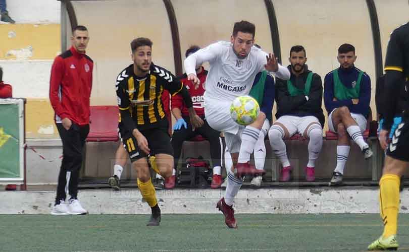 Javi Medina con la camiseta del Utrera en un partido ante el San Roque. / Foto: www.utreraweb.com.